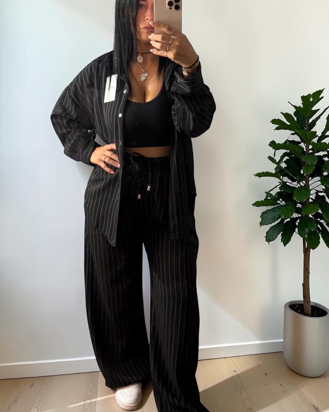 Completo Aura Gessato con Camicia Oversize e Pantaloni Palazzo