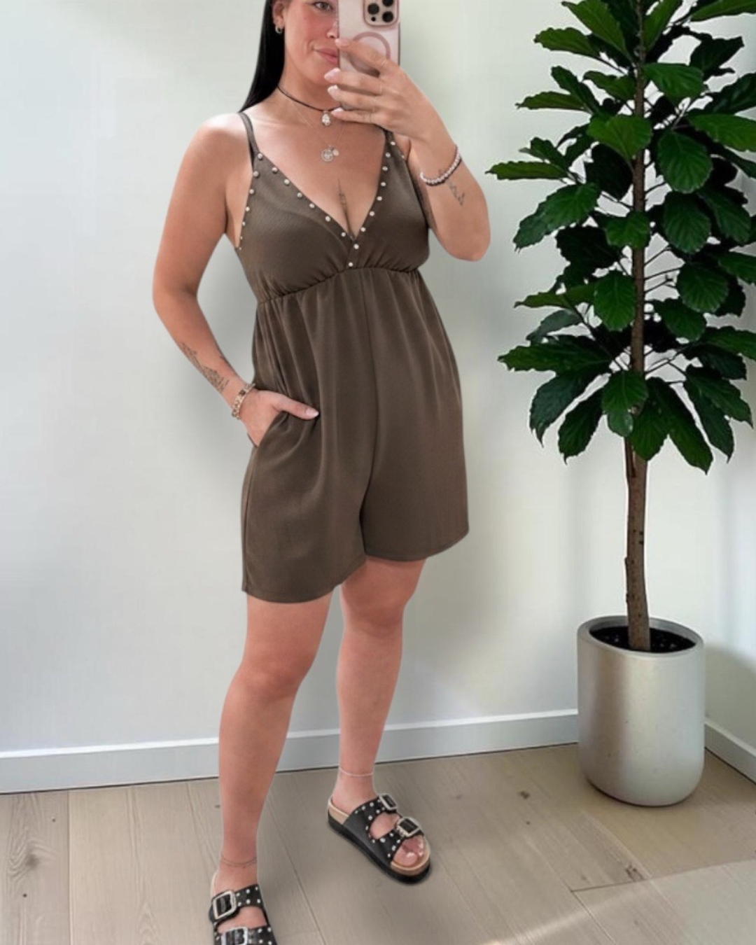 Tuta Selene Elegante con Scollo a V e Borchie