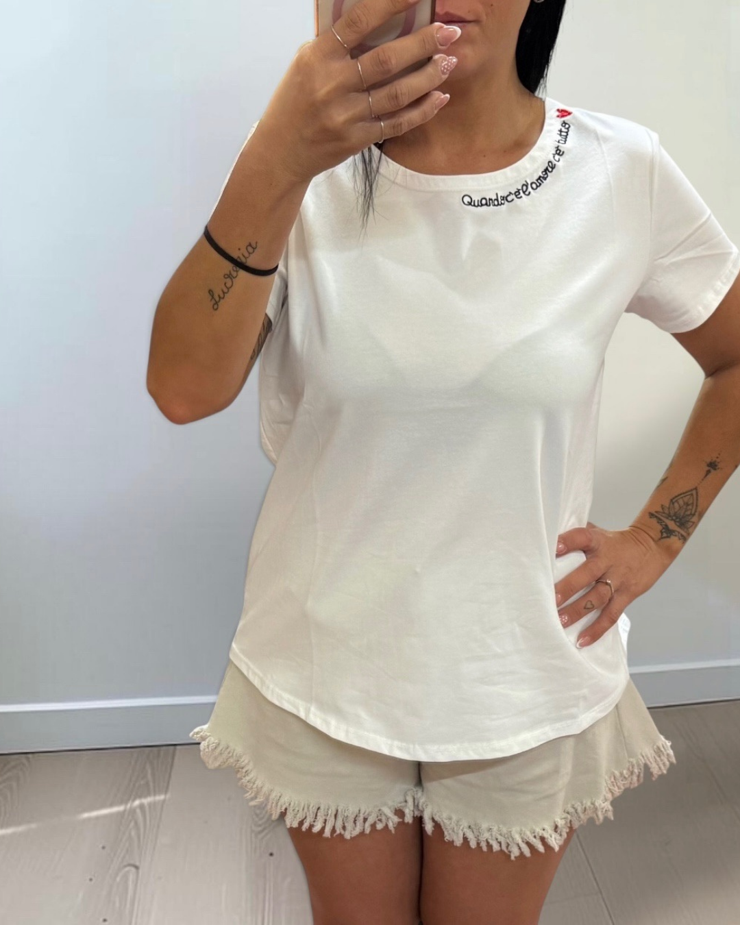 T-shirt Love con Ricamo "Quando c'è l'amore c'è tutto"