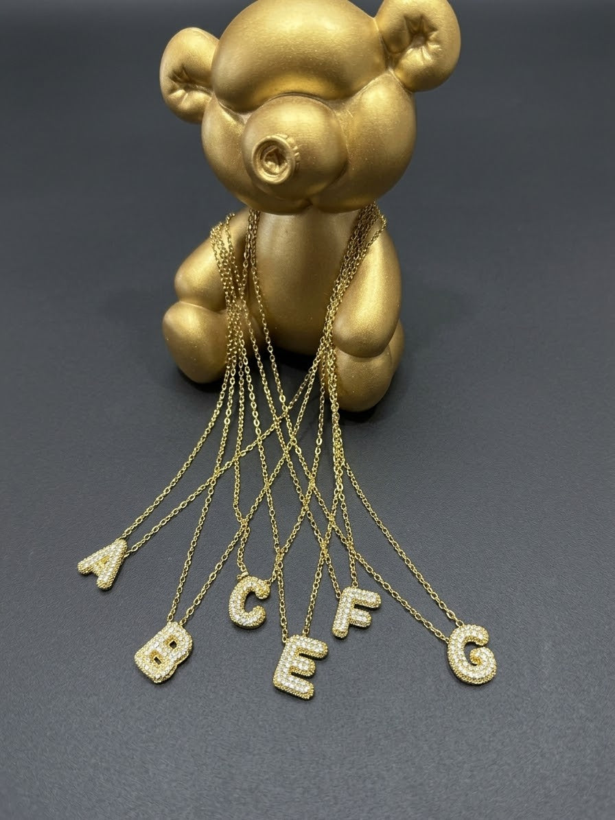 Collana Iniziale Bombata dorata con Pavé di Zirconi