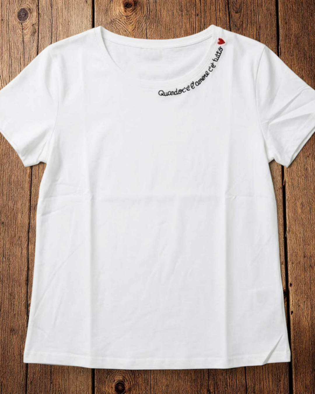 T-shirt Love con Ricamo "Quando c'è l'amore c'è tutto"