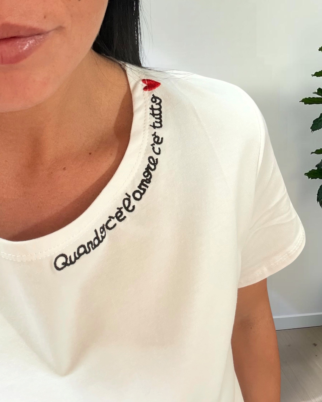 T-shirt Love con Ricamo "Quando c'è l'amore c'è tutto"