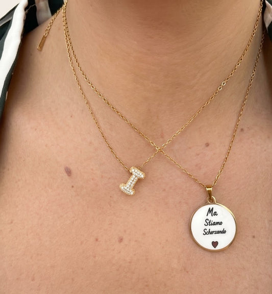 Collana Iniziale Bombata dorata con Pavé di Zirconi