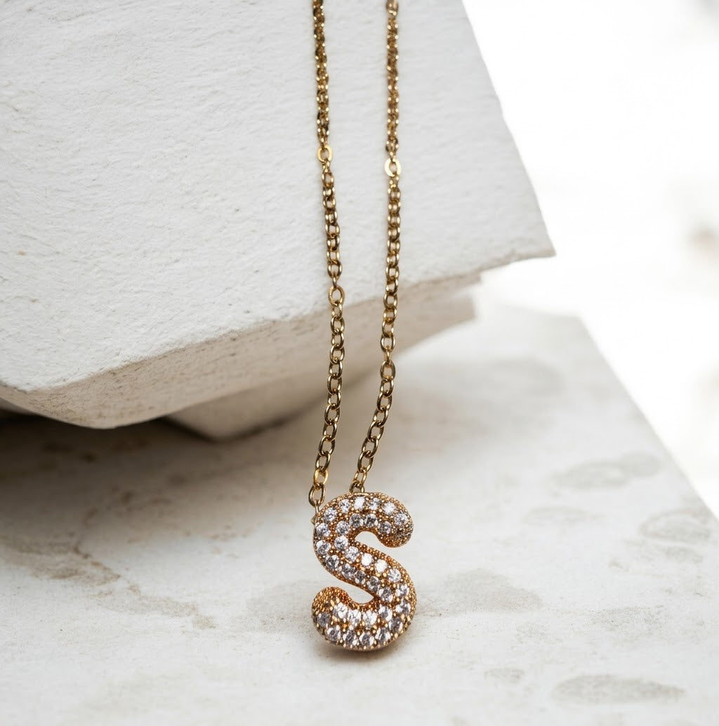 Collana Iniziale Bombata dorata con Pavé di Zirconi
